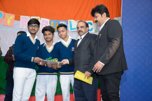 Awards to outstanding students (5)